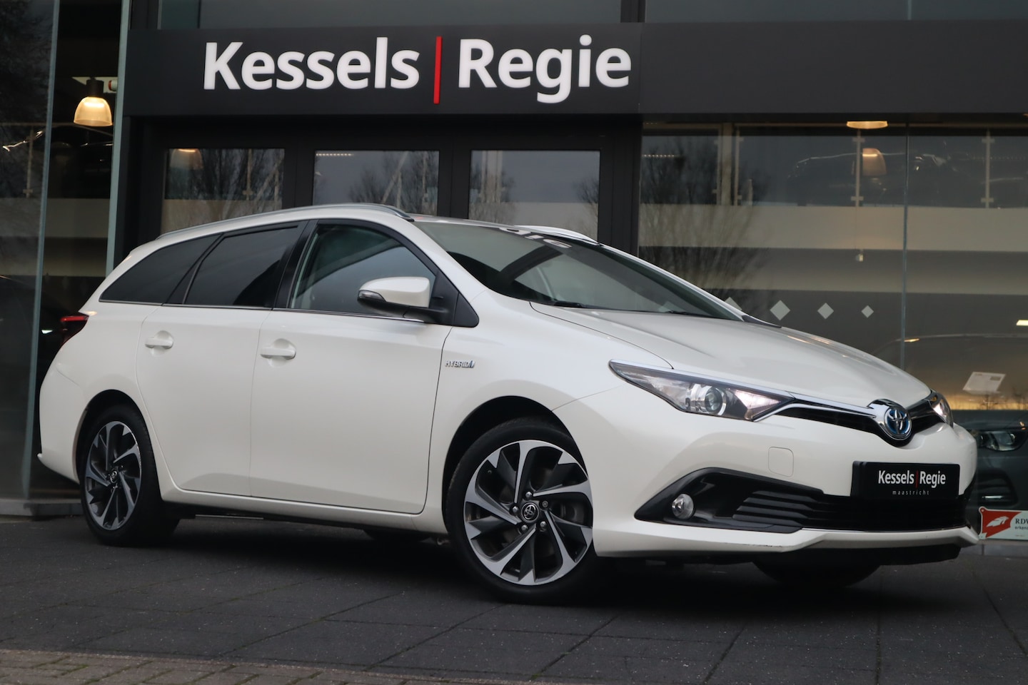 Toyota Auris Touring Sports - 1.8 Hybrid Dynamic Navi Camera 17" Stoelverwarming - AutoWereld.nl