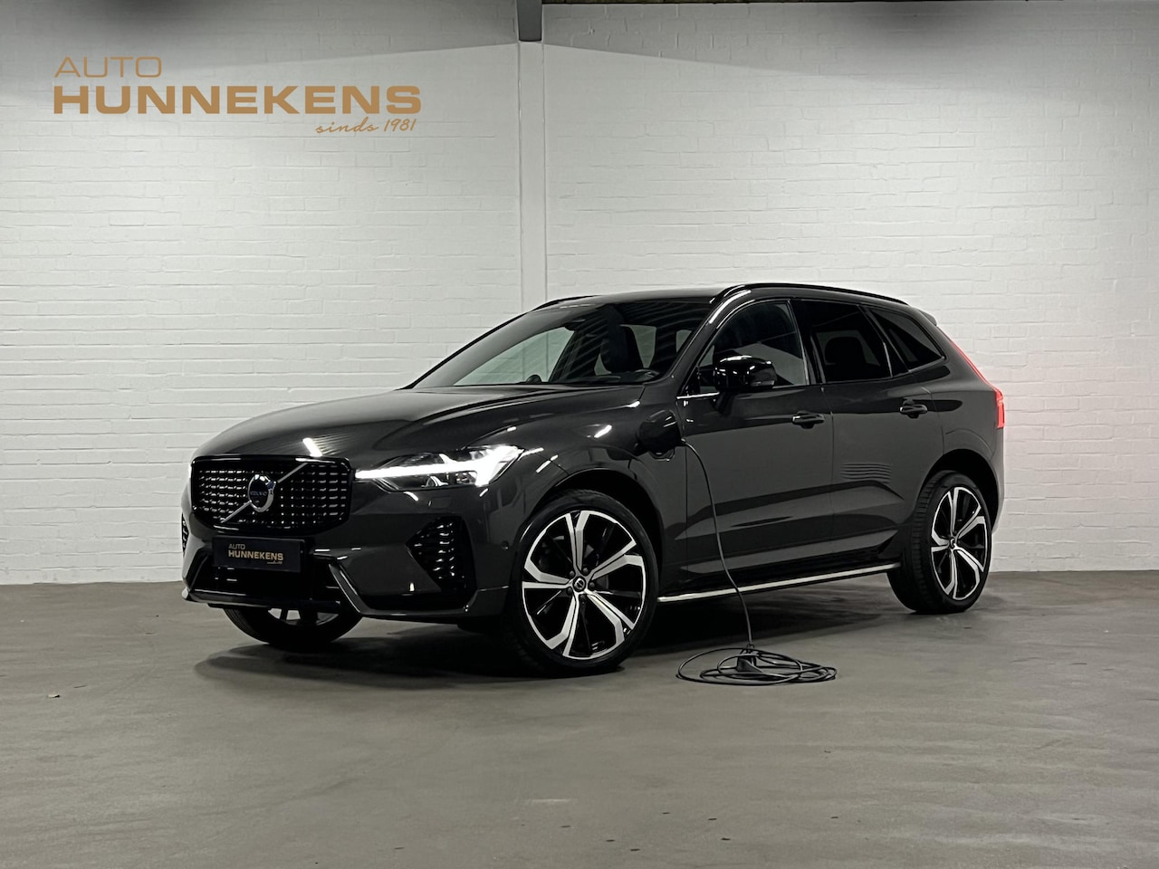 Volvo XC60 - 2.0 T8 Plug-in hybrid AWD Ultimate Dark Luchtvering | Trekhaak | Bowers & Wilkins | Open D - AutoWereld.nl
