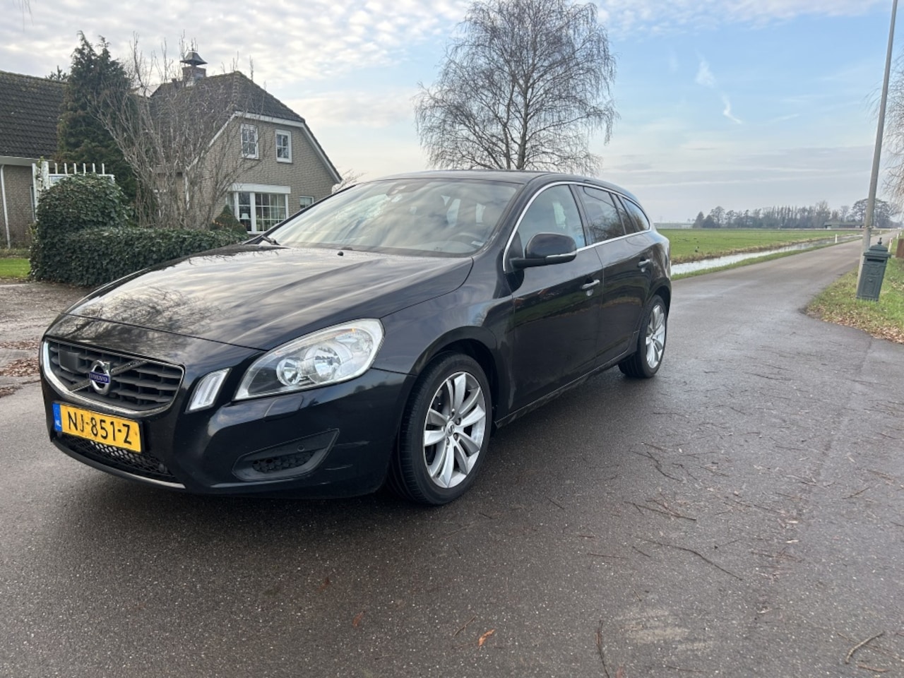 Volvo V60 - 2.4 D5 AUT R-Design PDC 215PK - AutoWereld.nl