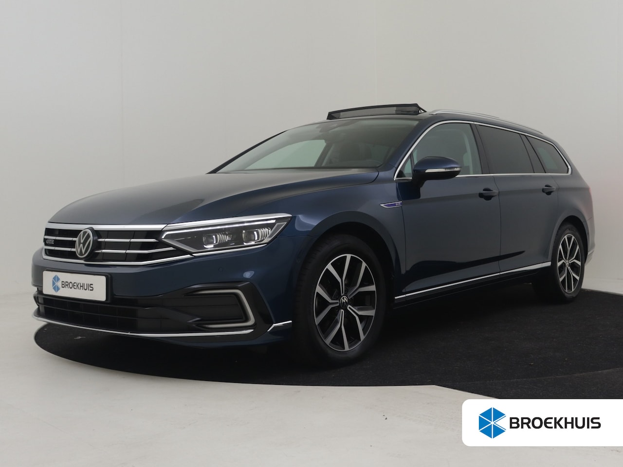 Volkswagen Passat Variant - GTE Business 218pk | Panorama dak | Trekhaak | Head-up display | Dodehoekdetectie | Ledere - AutoWereld.nl