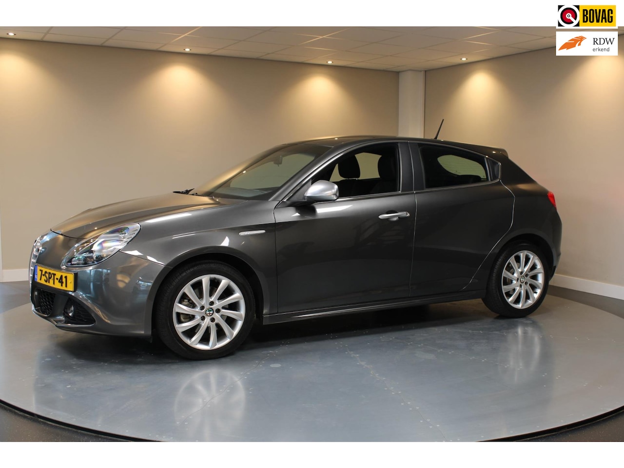Alfa Romeo Giulietta - 1.4 T Distinctive *1ste Eigenaar!* 15.000Km NAP! Automaat|Cruise|Navi - AutoWereld.nl