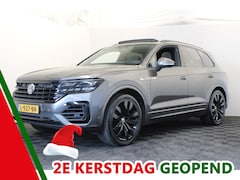 Volkswagen Touareg - 3.0 TDI R-Line |Pano|Trekhaak|Achterbank verw.|