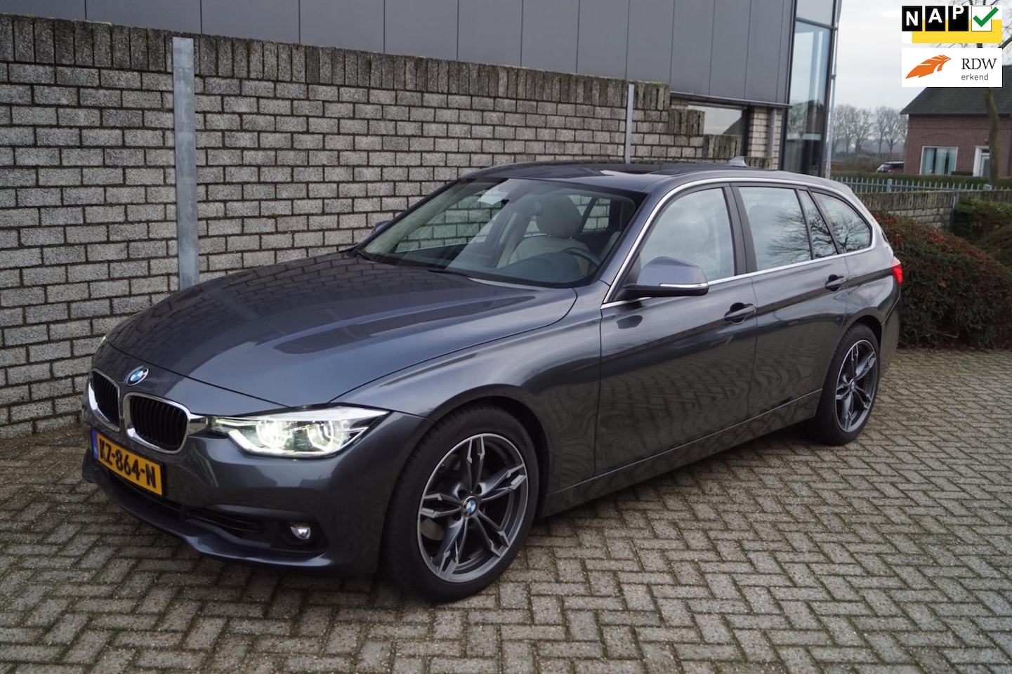 BMW 3-serie Touring - 320i Centennial High Executive Autom Panodak Leder Stoelverw Navi Clima Cruise LED Kopl PD - AutoWereld.nl