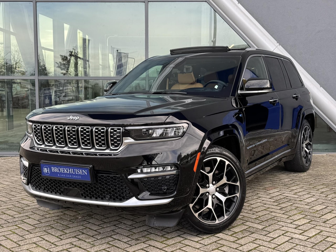 Jeep Grand Cherokee - 2.0 Summit Reserve Plug in Hybride 4xe 380pk Panoramadak / Luchtvering / Night vision - AutoWereld.nl