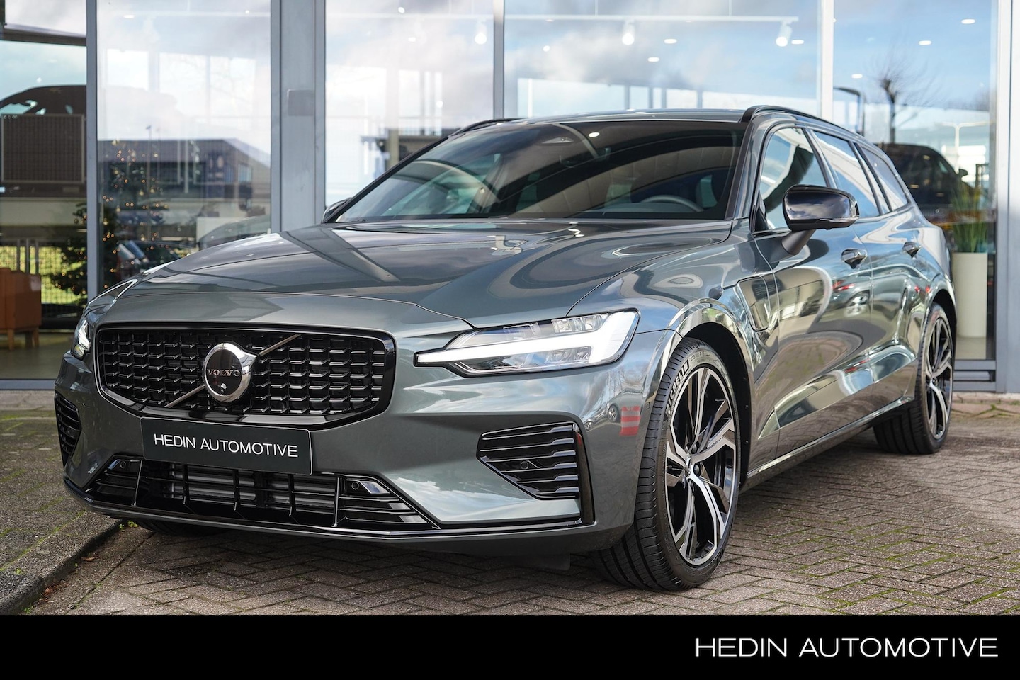 Volvo V60 - 2.0 T6 Plug-in hybrid AWD Plus Dark | Nieuw en direct leverbaar | Sportstoelen Elektrisch - AutoWereld.nl