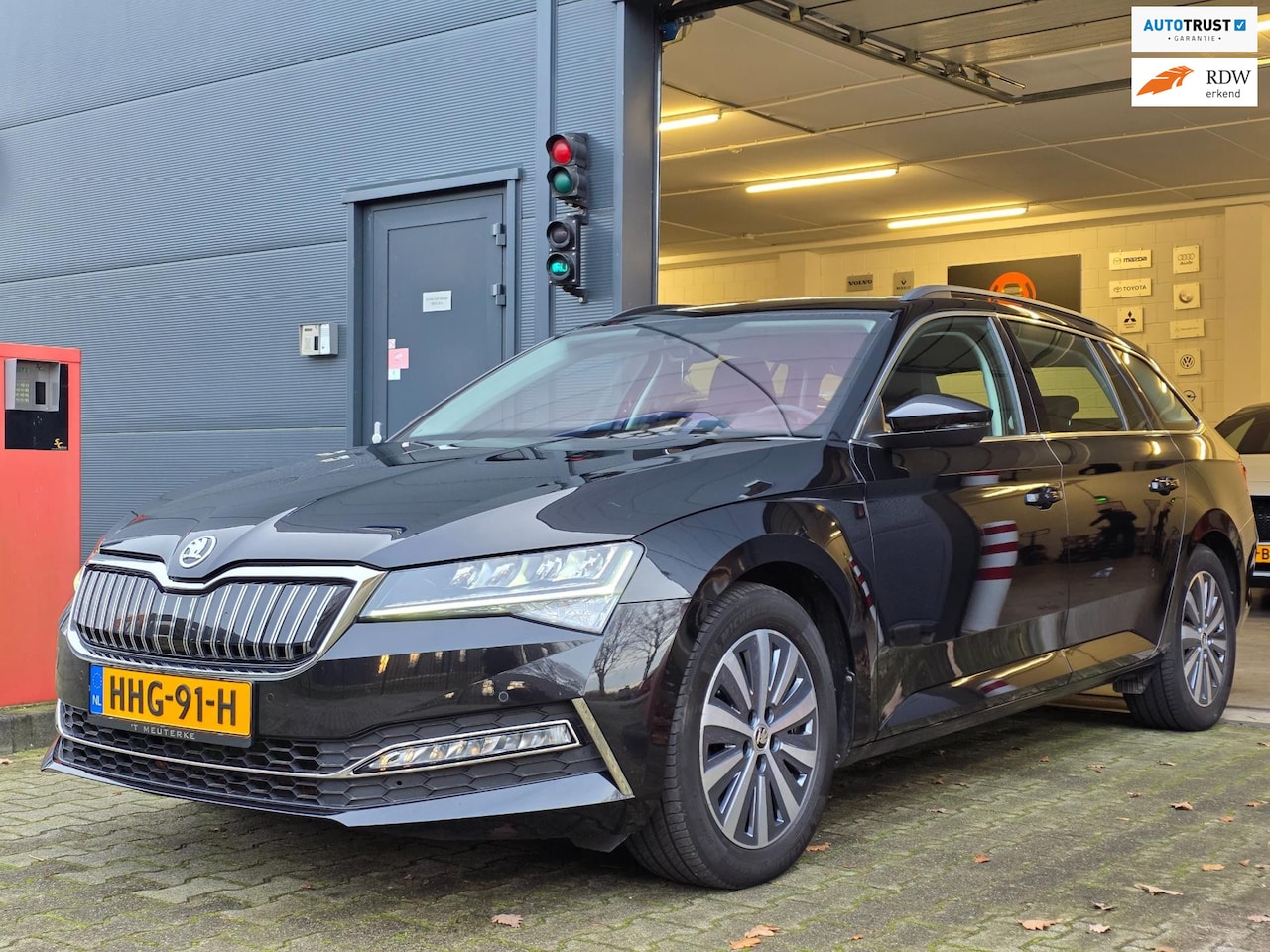 Skoda Superb Combi - 1.4 TSI iV Business Edition Plus / STANDKACHEL / AFN.TREKHAAK / CRYSTAL LIGHTING / CAMERA - AutoWereld.nl