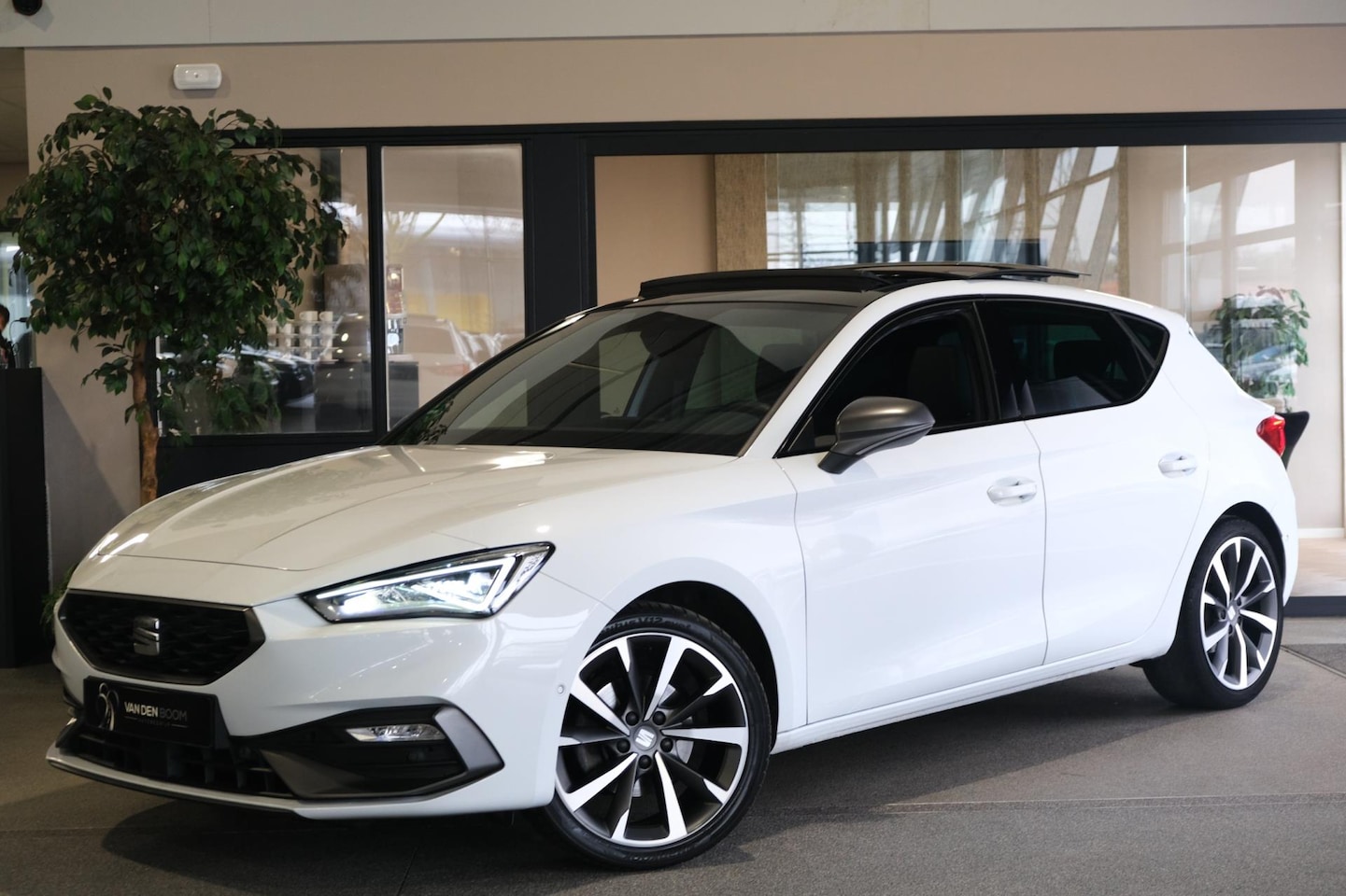 SEAT Leon - 1.5 eTSI FR 150pk DSG Pano Navi ACC CAM PDC - AutoWereld.nl