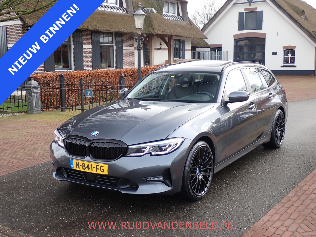 BMW 3-serie Touring - 318i Business Edition Plus PANO / TREKHAAK / VERWARMD STUURWIEL + 4 STOELEN - AutoWereld.nl