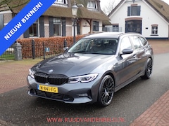 BMW 3-serie Touring - 318i Business Edition Plus PANO / TREKHAAK / VERWARMD STUURWIEL + 4 STOELEN