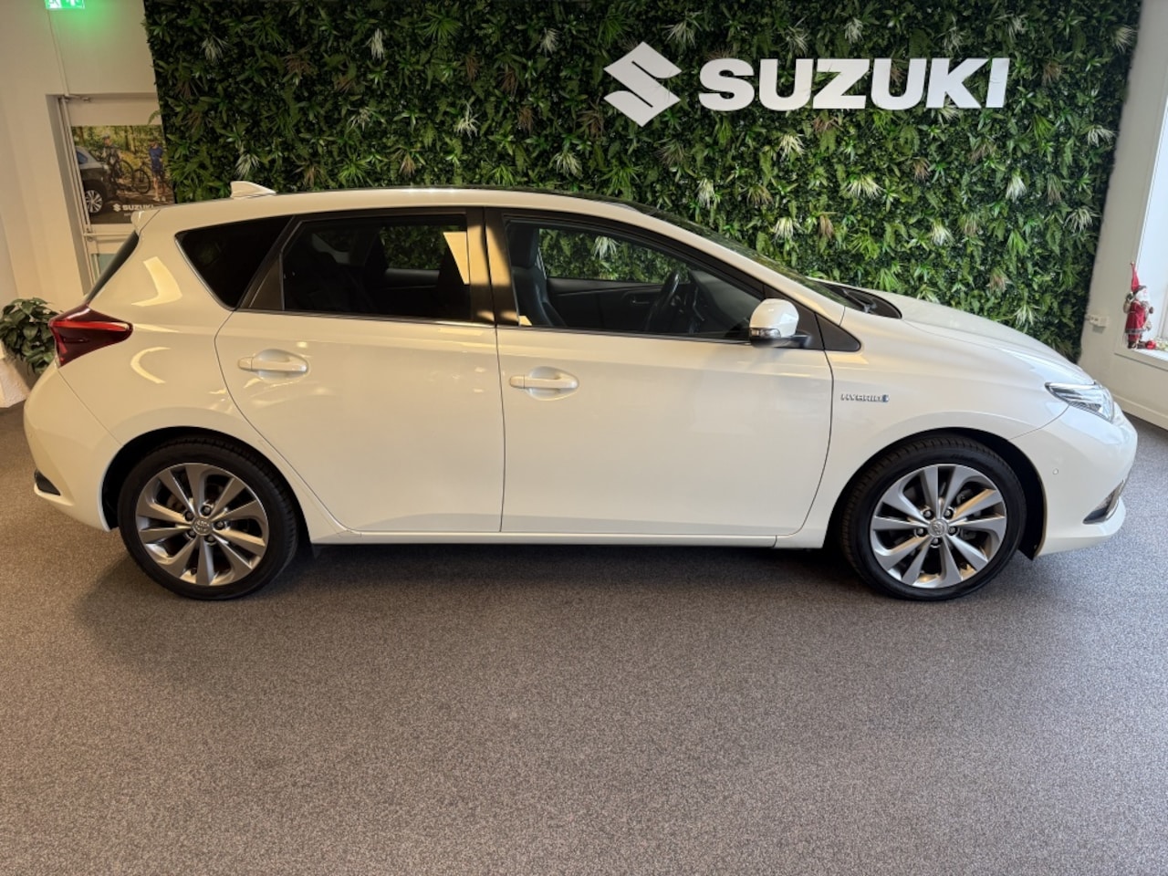 Toyota Auris - Clima LMV CC Navi 1.8 Hybrid Lease Pro PDC V+A Panoramadak Half leer - AutoWereld.nl