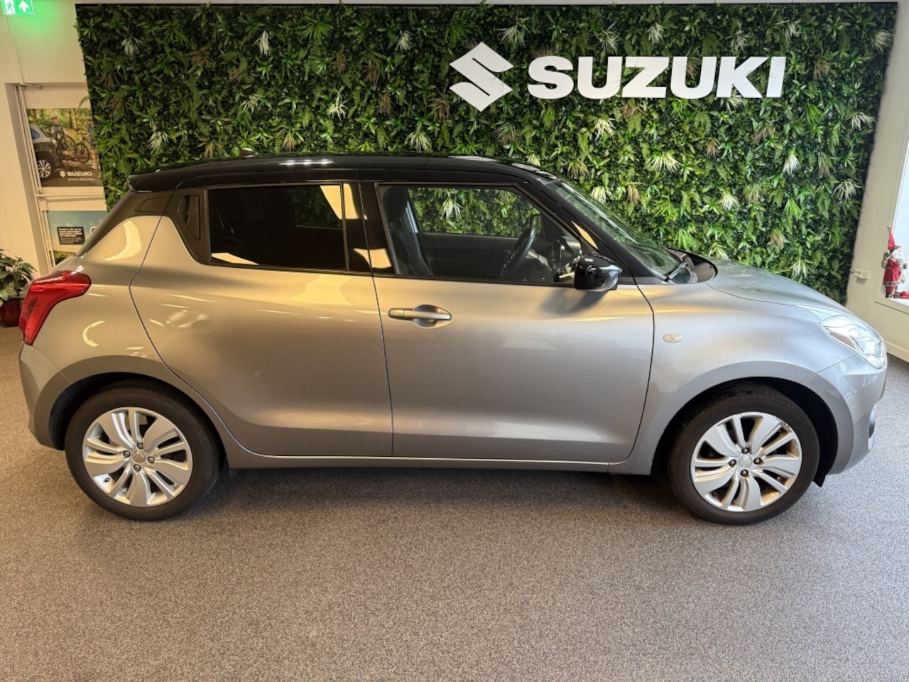 Suzuki Swift - Airco Sportvelgen 1.2 Select A uitrijcamera Stoelverwarming Handsfree bellen - AutoWereld.nl