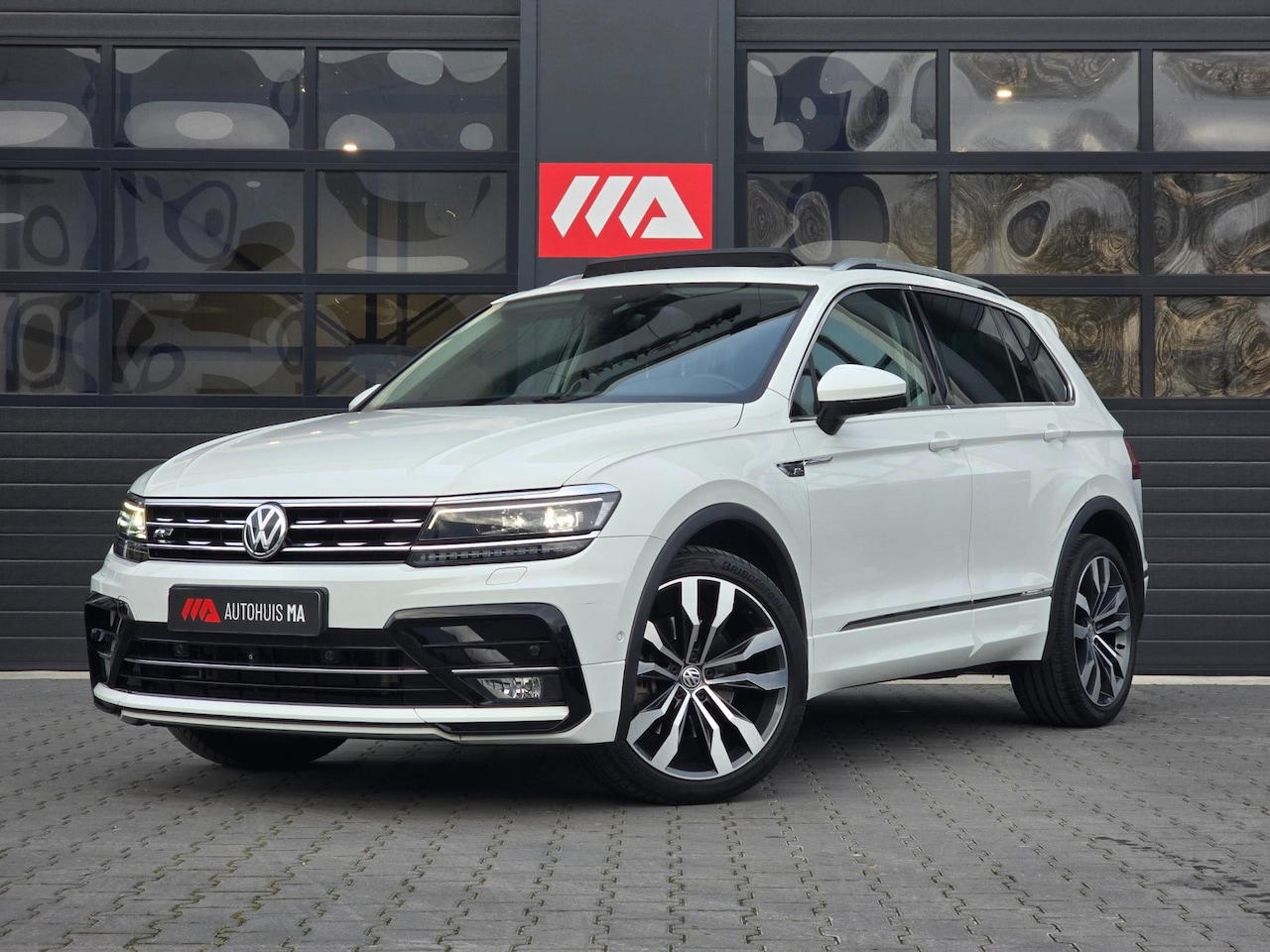 Volkswagen Tiguan - 2.0 TSI 4Motion R-Line Pano | 360° Camera | Trekhaak | Elektr. Achterklep - AutoWereld.nl