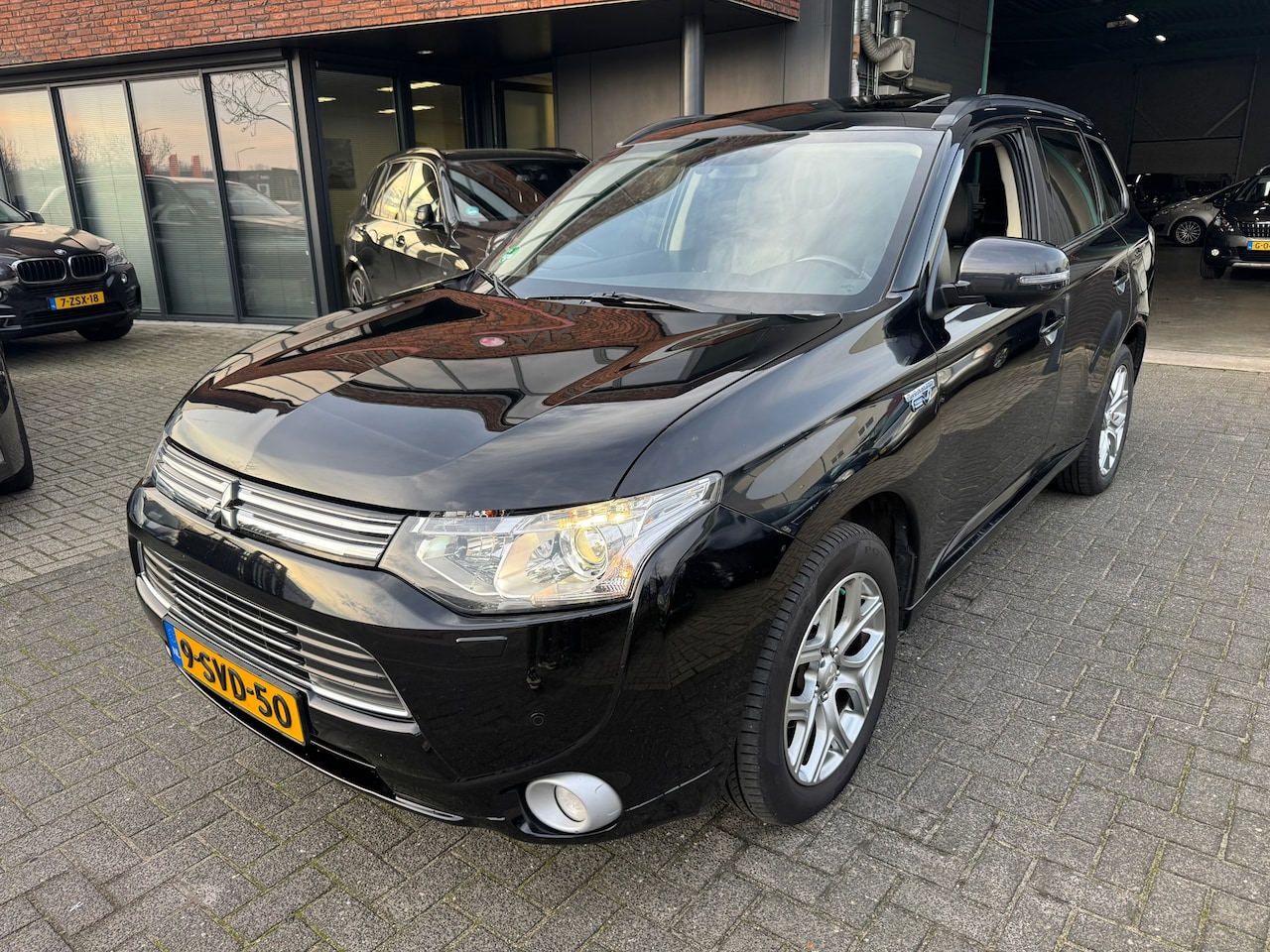 Mitsubishi Outlander - 2.0 PHEV Instyle SCHUIFDAK LEDER TREKHAAK CAMERA DEALER OH - AutoWereld.nl