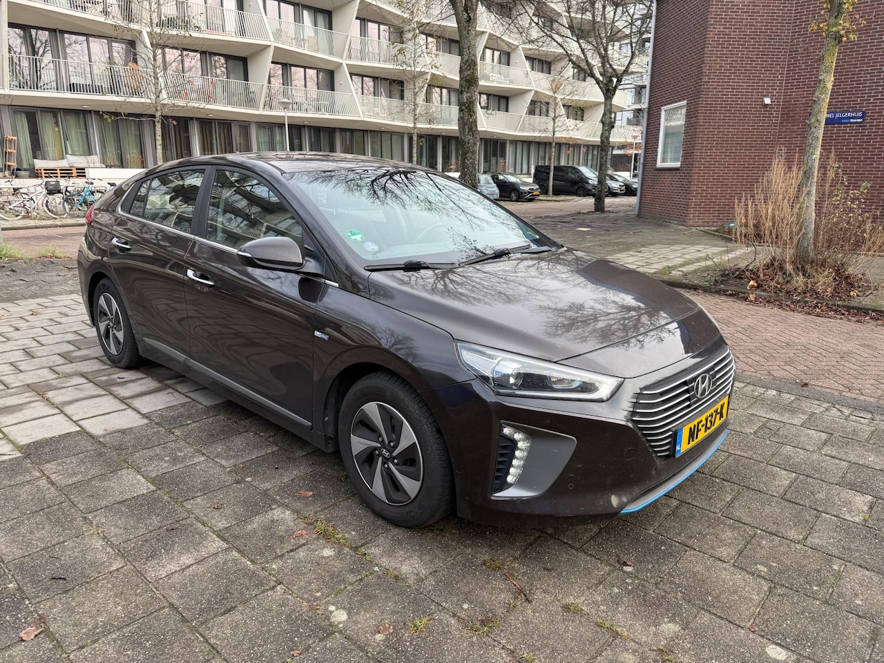 Hyundai IONIQ - 1.6 GDi Premium Hybrid 1-Eigenaar Mocca Brown - AutoWereld.nl