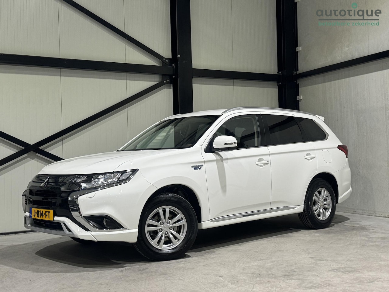 Mitsubishi Outlander - 2.4 PHEV Pure Aut. | carplay | trekhaak | climate-control | - AutoWereld.nl