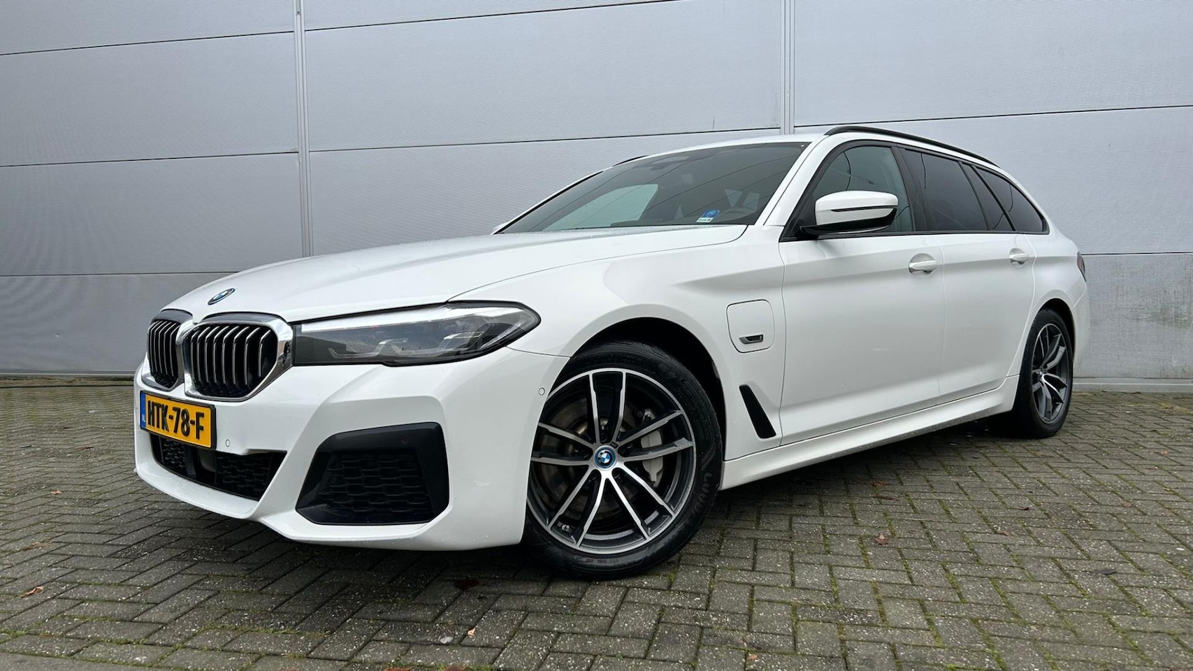 BMW 5-serie Touring - 530e xDrive Aut, M-Pakket, Led, Camera - AutoWereld.nl