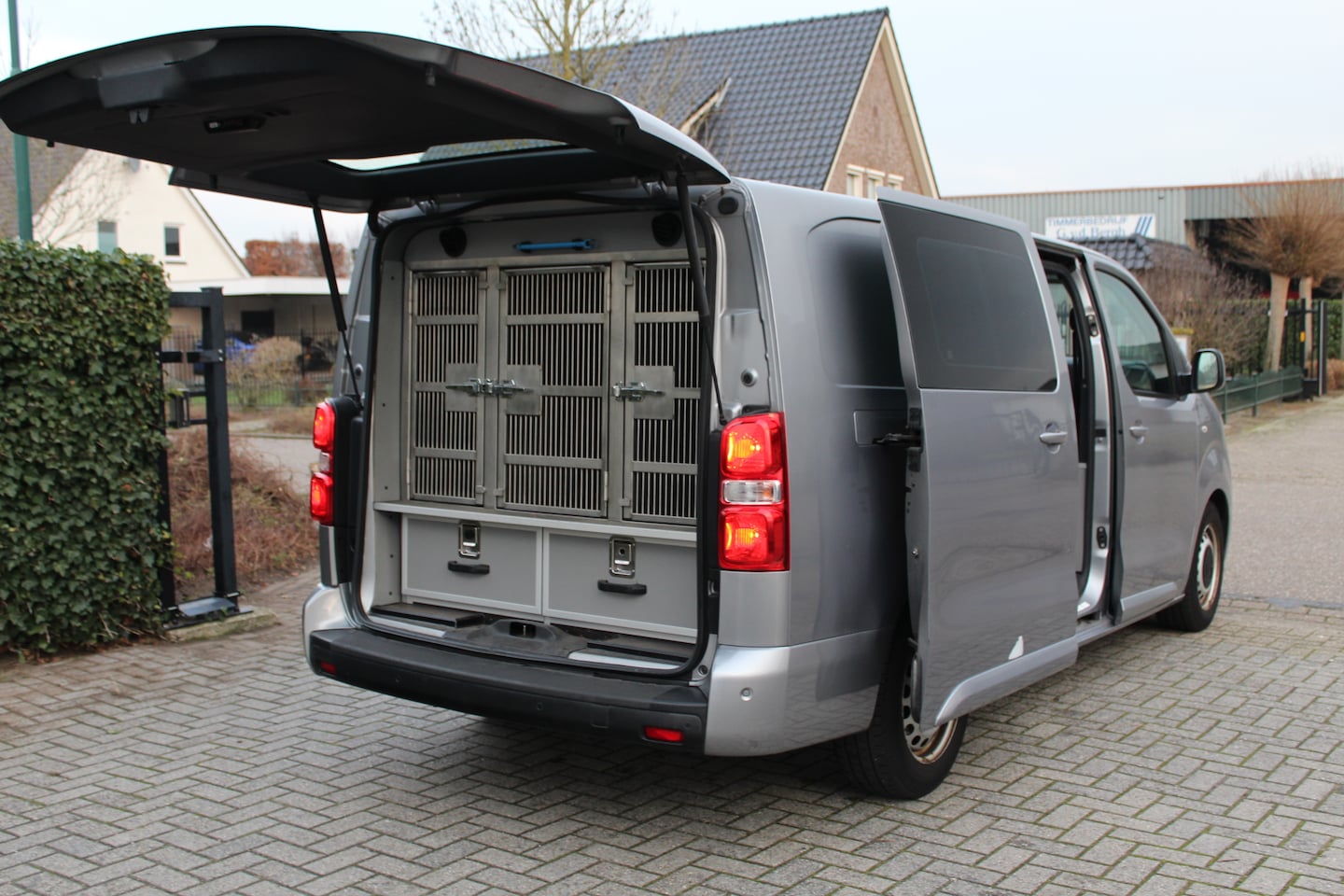 Citroën Jumpy - XL 2.0 BlueHDI 180PK E6 Automaat M Club L3 Export price €9.900,-  // Dog transport - AutoWereld.nl