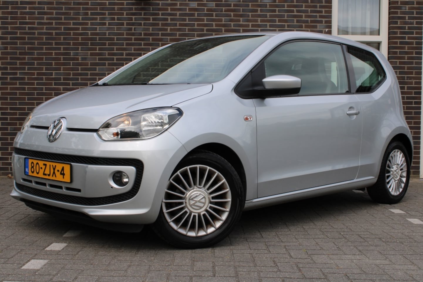 Volkswagen Up! - 1.0 high up! BlueM-airco-navi-lmv - AutoWereld.nl