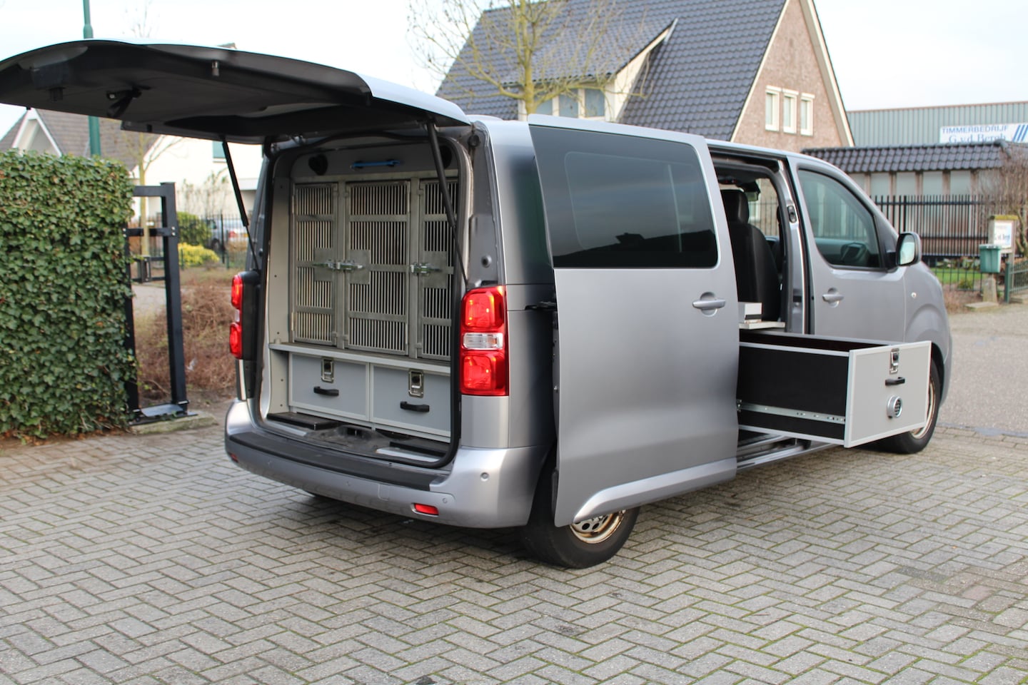Citroën Jumpy - 2.0 BlueHDI 180PK E6 Automaat M Club L2 Export price €10.900,- // Dog transport - AutoWereld.nl