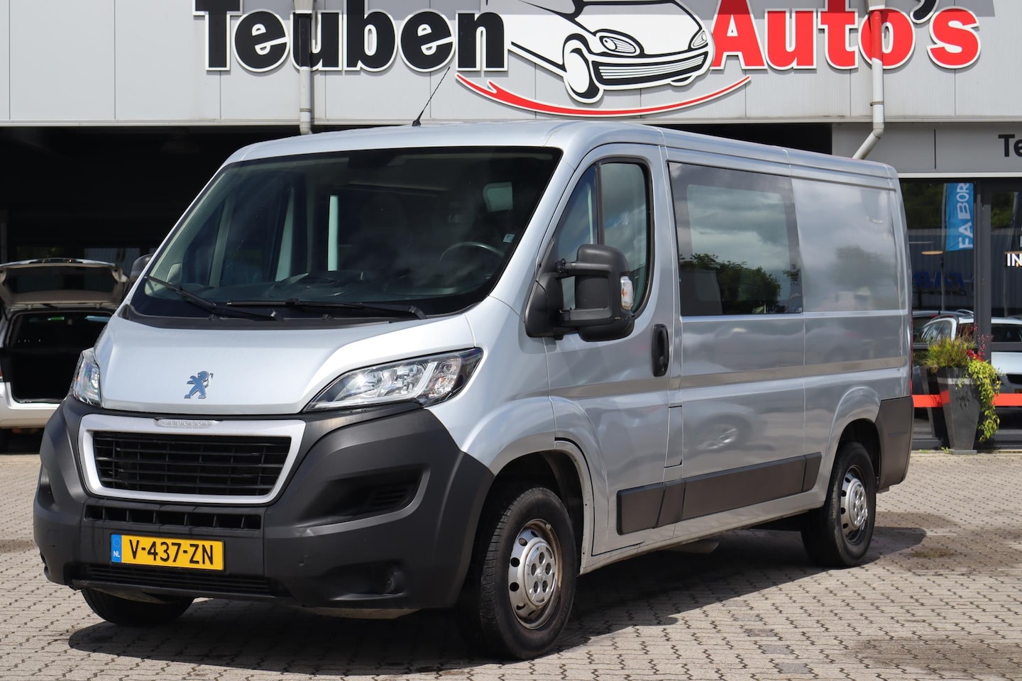 Peugeot Boxer - 330 2.0 BlueHDI L2H1 Premium DC Navigatie, Camera, Trekhaak, Cruise control, 6 Persoons, A - AutoWereld.nl