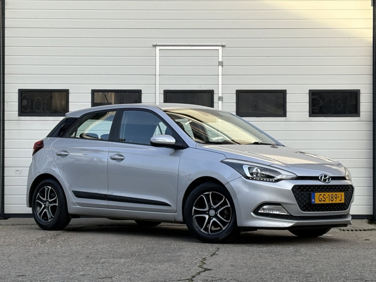 Hyundai i20 - 1.2 HP i-Motion Comfort Navi | Climate | Pdc | Trekhaak - AutoWereld.nl