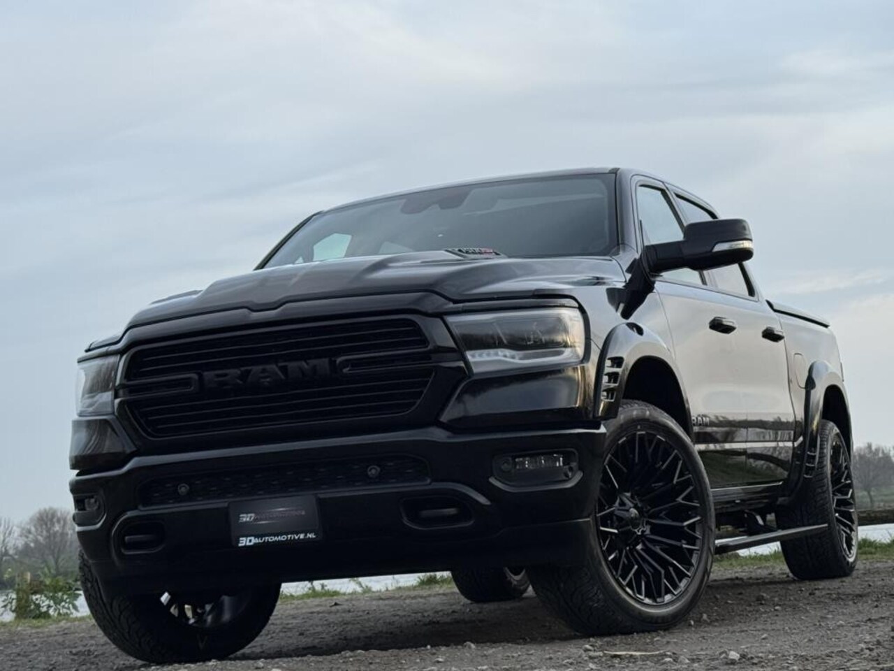 Dodge Ram 1500 - LARAMIE NIGHT WIDEBODY 5.7L V8, 1E EIG, LUCHTV, PANO, H&K, 360, ACC, 22 INCH FUEL WHEELS - AutoWereld.nl
