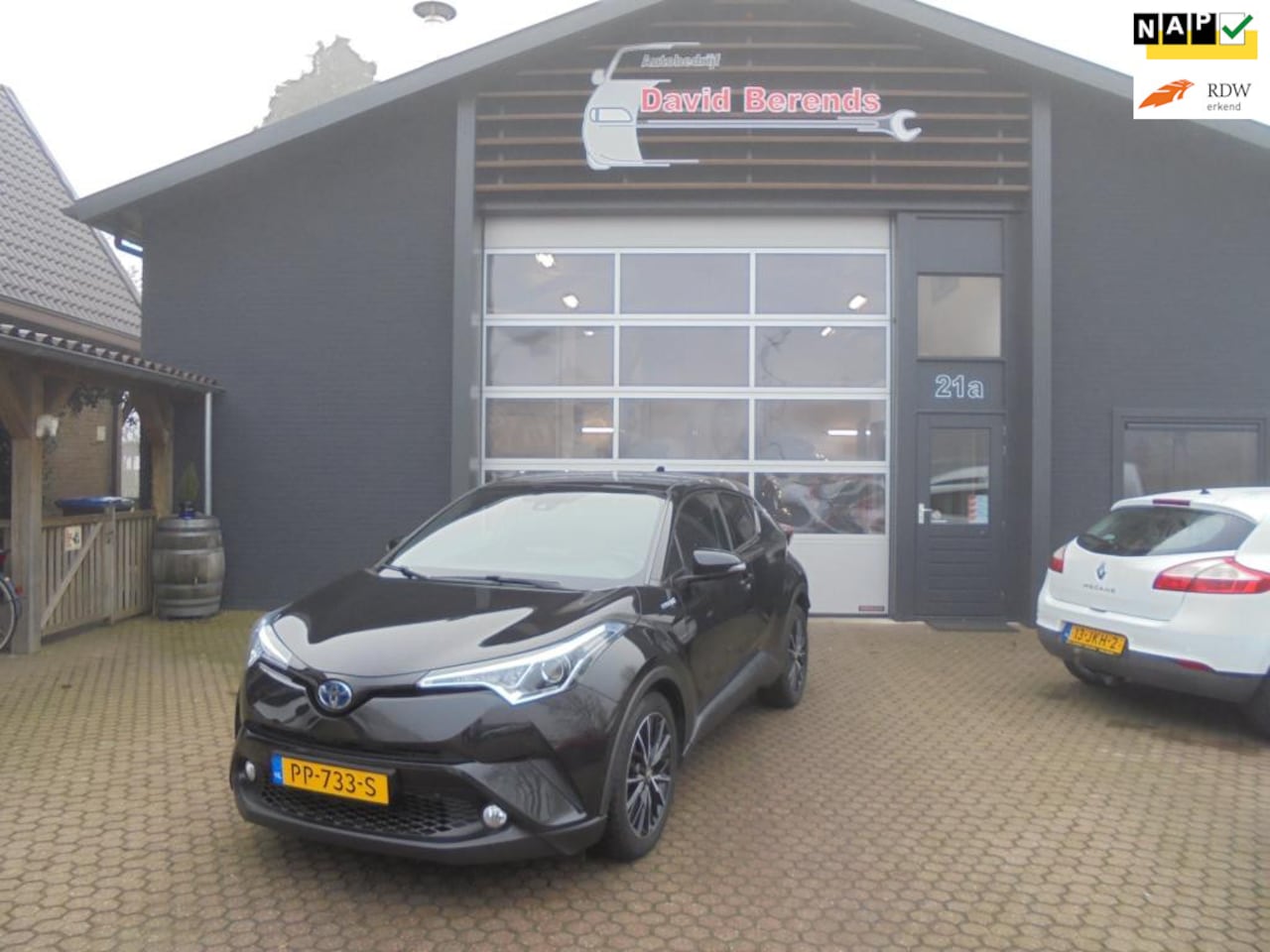 Toyota C-HR - 1.8 Hybrid Executive 1.8 Hybrid Executive, Lederen bekleding, Lichtmetalen velgen, All-seasonbanden - AutoWereld.nl