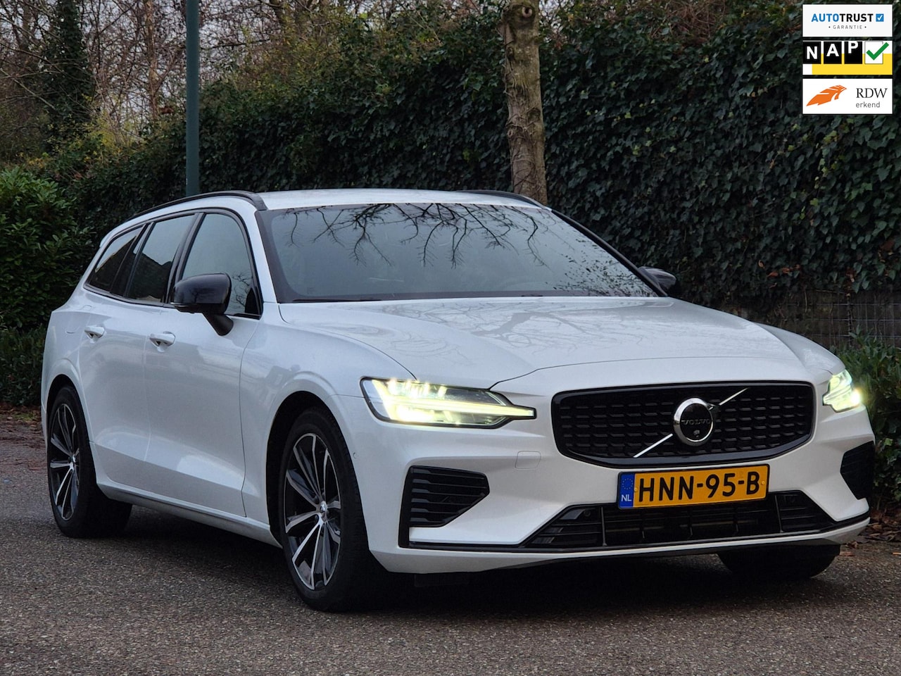 Volvo V60 - 2.0 T6 Plug-in hybrid AWD Plus Dark 388PK KRISTAL Full Optie! NIEUW STAAT Fabrieksgarantie - AutoWereld.nl