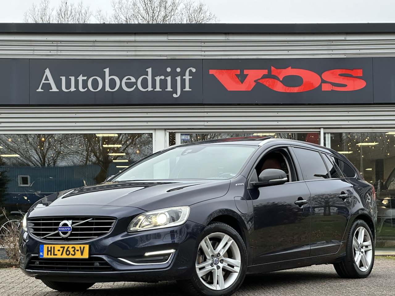 Volvo V60 - 2.4 D6 Twin Engine Glasdak | Leder | Trekhaak | Memory - AutoWereld.nl