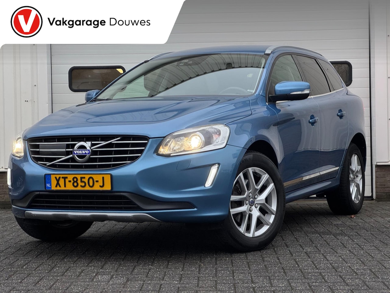 Volvo XC60 - 2.0 D4 FWD R-Design |Automaat |Leder|Stoelverwarming |Dealeronderhouden - AutoWereld.nl