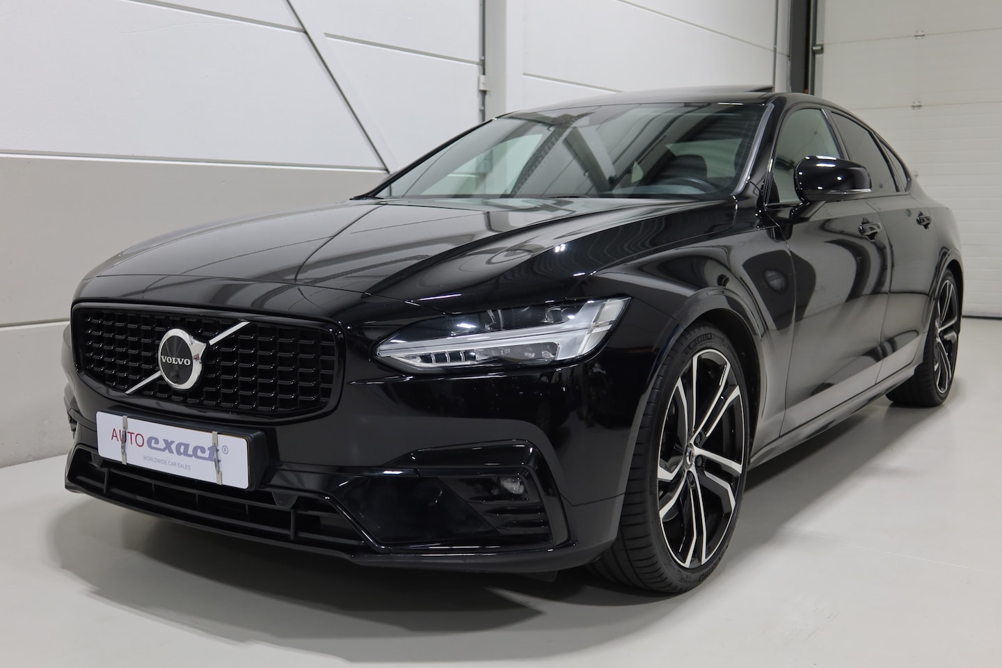 Volvo S90 - 2.0 B4 R-Design I BTW I Harman Kardon I Head up I Adaptive Cruise Control I 200PK - AutoWereld.nl