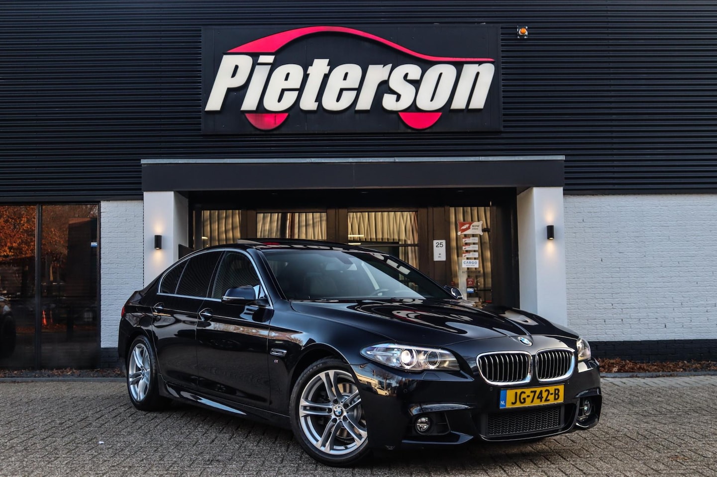BMW 5-serie - 520i M-Pakket NAP FACELIFT PANO 6WB DEALER OH - AutoWereld.nl