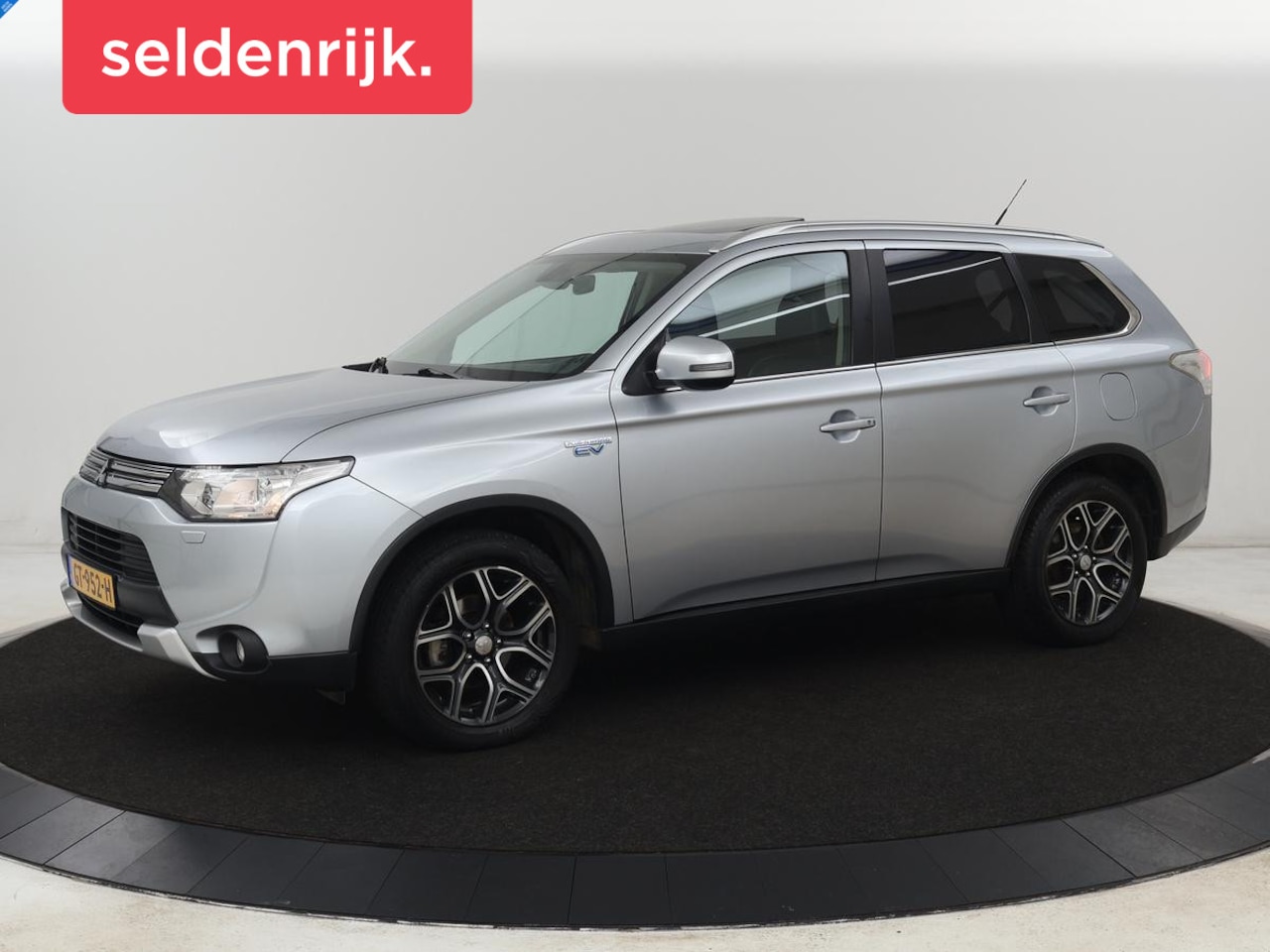 Mitsubishi Outlander - 2.0 PHEV L Ed. XLine | Leder | Schuifdak | Navigatie | Camera |  Trekhaak | Stoelverwarmin - AutoWereld.nl