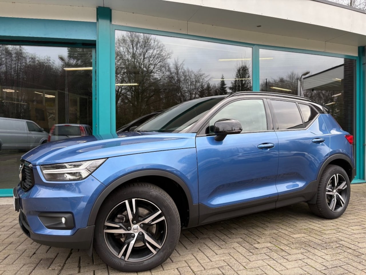 Volvo XC40 - 2.0 B4 R DESIGN SPORT CarPlay, Camera, TrHaak, Bursting Blue - AutoWereld.nl