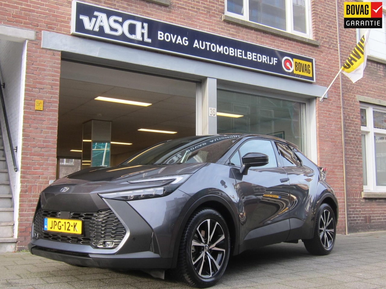 Toyota C-HR - 1.8 Hybrid 140 First Edition Bi-Tone All Season Rijklaar Bovaggarantie - AutoWereld.nl