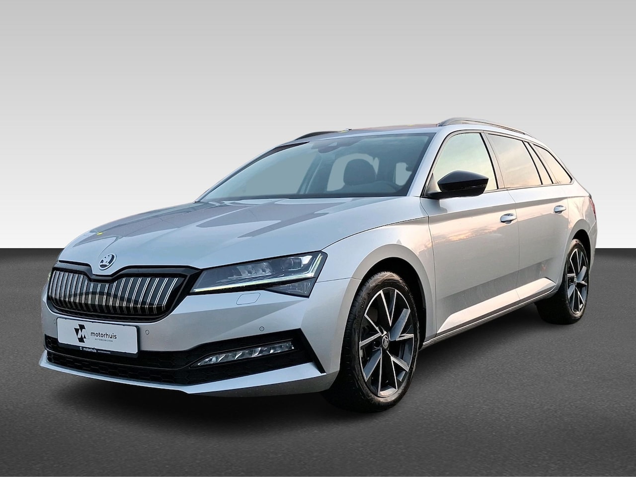 Skoda Superb Combi - 1.4 TSI PHEV 217pk Style Black Pack | STOEL EN STUUR VERW | CARPLAY | LED - AutoWereld.nl