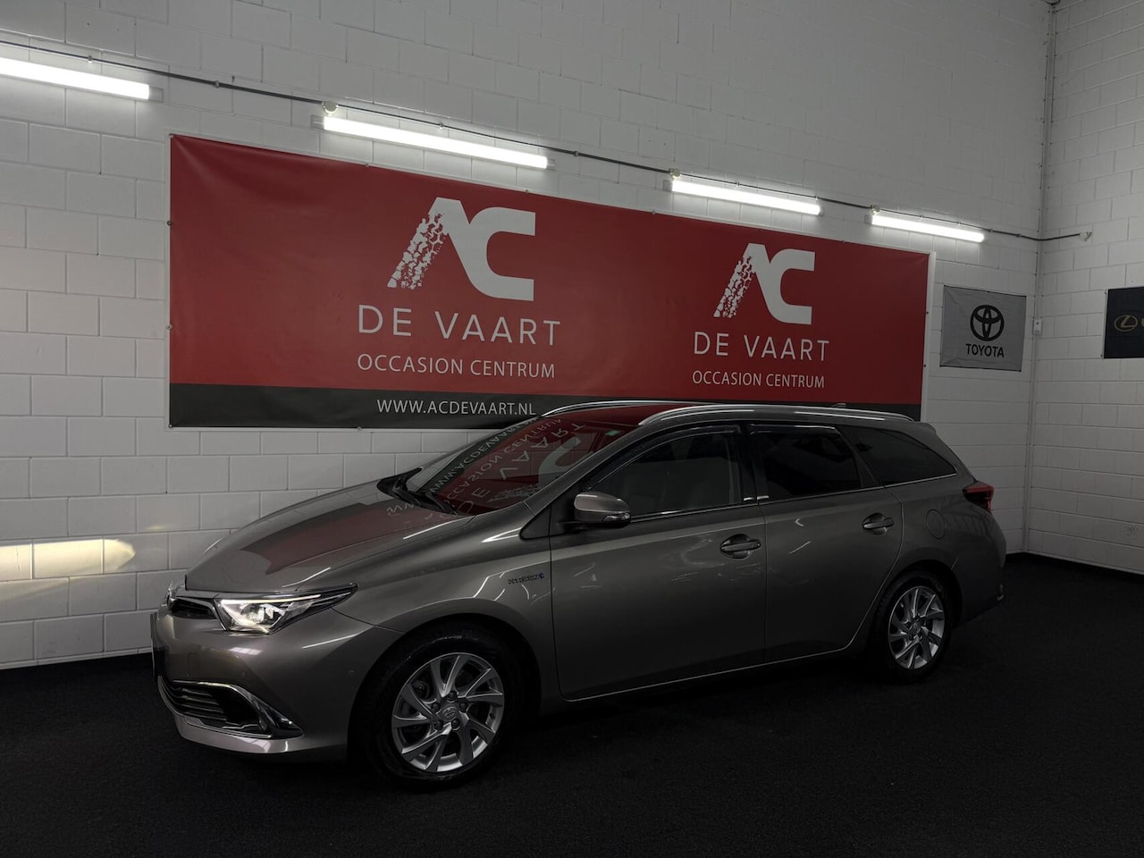 Toyota Auris - 1.8 Hybrid Executive - NAVI/PANO/LED/CAMERA/NAP - AutoWereld.nl