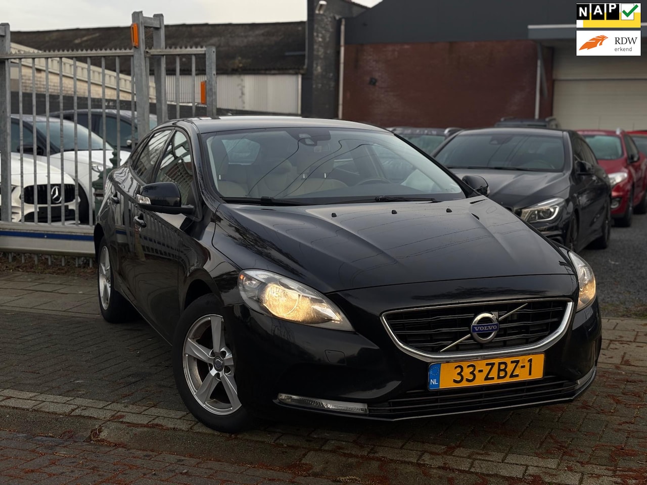 Volvo V40 - 1.6 D2 Kinetic | Navigatie | Trekhaak | A.Camera | Cruise control | - AutoWereld.nl