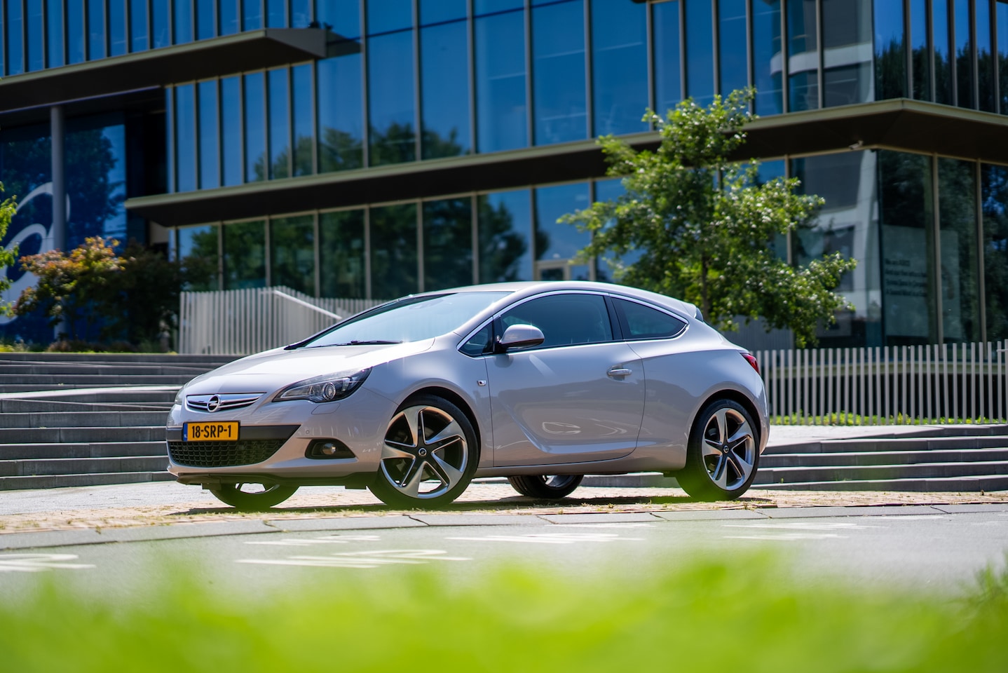 Opel Astra GTC - 1.6 Turbo Sport vol leder 210pk en 300nm koppel - AutoWereld.nl