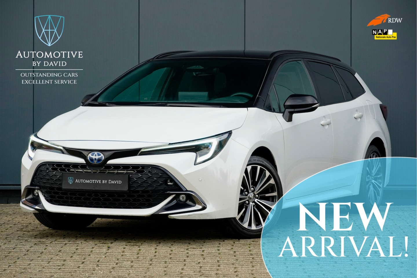 Toyota Corolla Touring Sports - 140 pk HYBRID BUSINESS PLUS AUTOMAAT / TS BLACK AND WHITE / FABRIEKSGARANTIE / APPLE CARPL - AutoWereld.nl