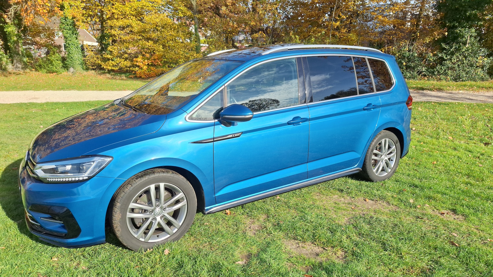 Volkswagen Touran - 1.2 TSI Highline 7p R-Line | Panoramadak | Adaptieve led verlichting | Trekhaak | Carplay - AutoWereld.nl
