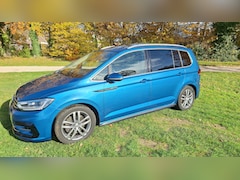 Volkswagen Touran - 1.2 TSI Highline 7p R-Line | Panoramadak | Adaptieve led verlichting | Trekhaak | Carplay
