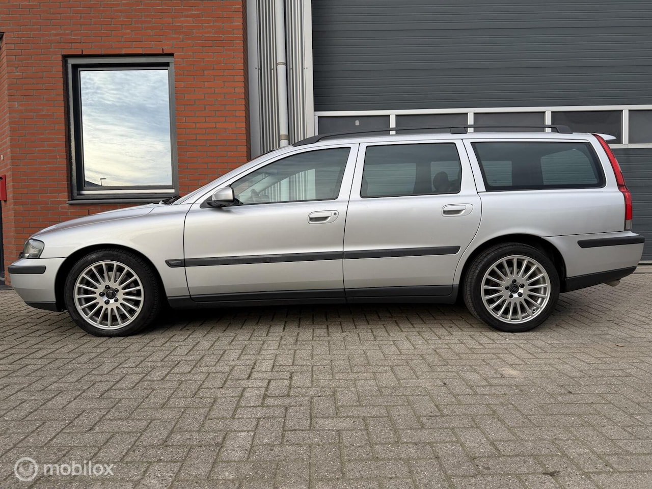 Volvo V70 - 2.3 T-5 250pk Handgeschakeld - xenon - 17inch - AutoWereld.nl