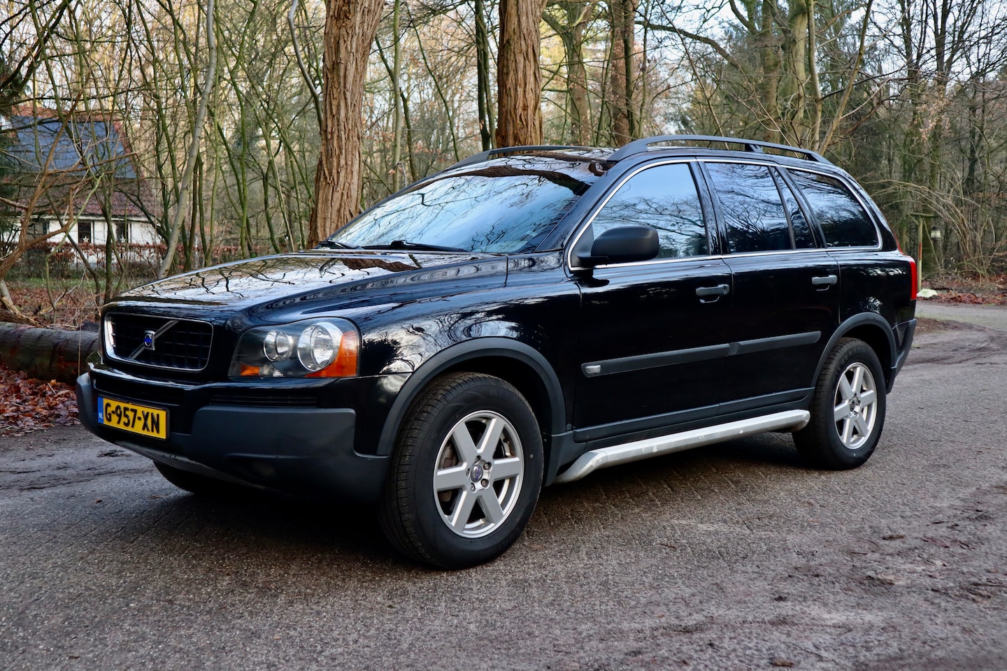 Volvo XC90 - 2.5 T Momentum 5p. Black Sapphire Metallic | AWD | Youngtimer | 7 Zits - AutoWereld.nl
