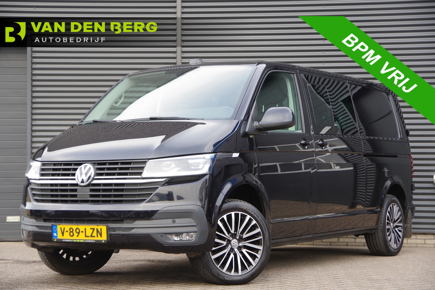 Volkswagen Transporter - 2.0 TDI L2 150PK AUT. DC-5P, LED, 2X SCHUIFDEUR, TREKHAAK, NAVI, CRUISE, LEDER STUUR, PARK - AutoWereld.nl
