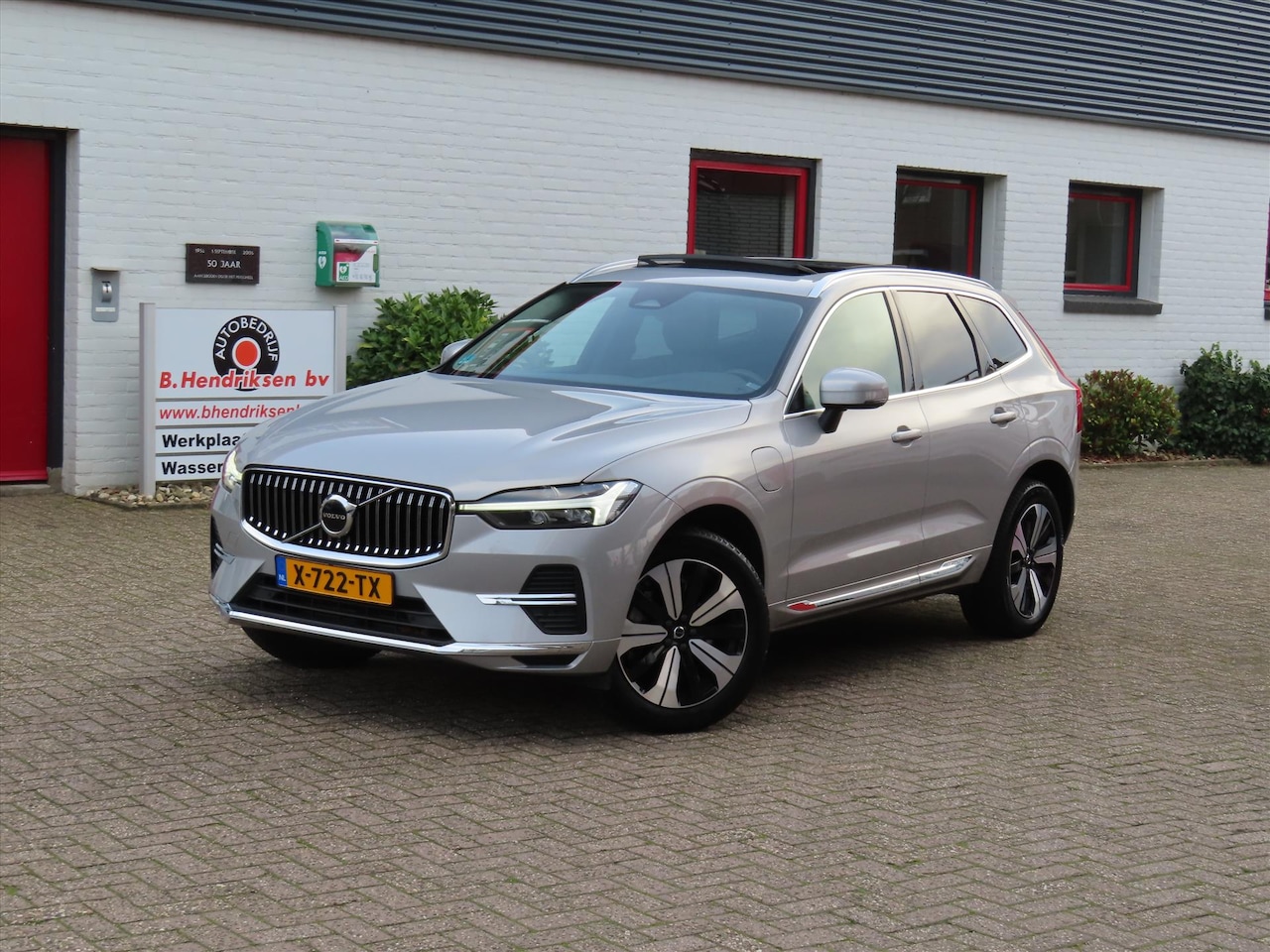 Volvo XC60 - T6 Plug-In Hybrid 350pk Aut AWD Essential Edition Bright/ bekleding leder/ Trekhaak/ Panor - AutoWereld.nl