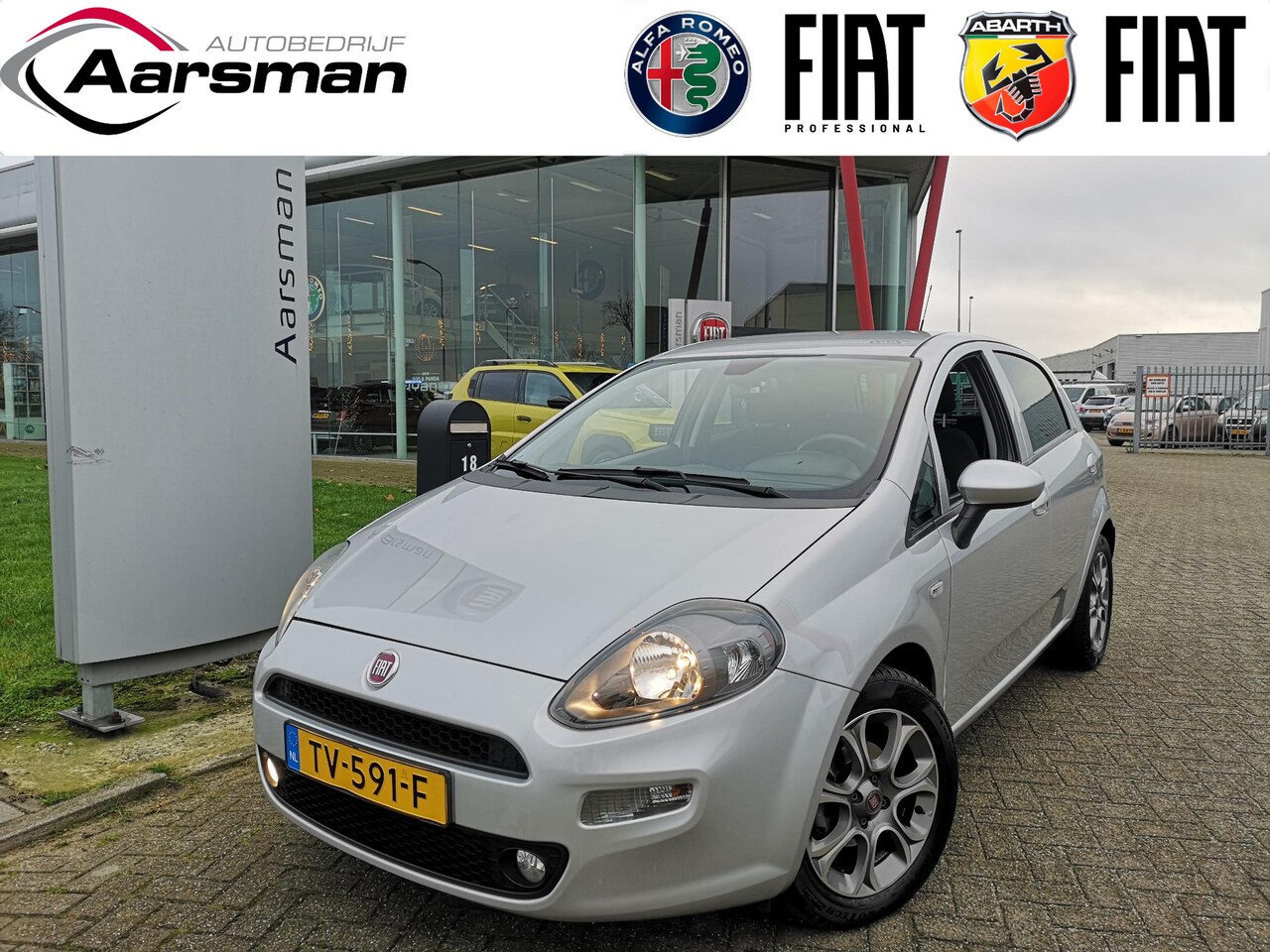 Fiat Punto Evo - 0.9 TwinAir Sempre | Navi | Parkeersensoren | Trekhaak | Automatische airco - AutoWereld.nl