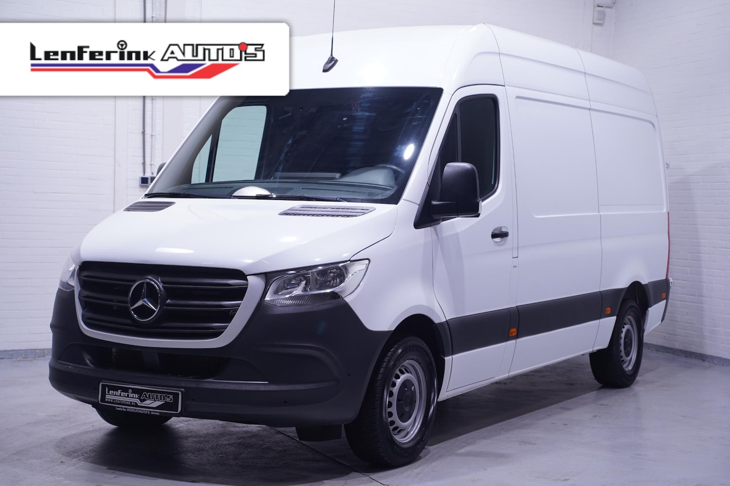 Mercedes-Benz Sprinter - 317 CDI 170 pk Aut. L2H2 Navi, Camera Laadruimte Pakket, Cruise Control, PDC V+A, 3-Zits - AutoWereld.nl