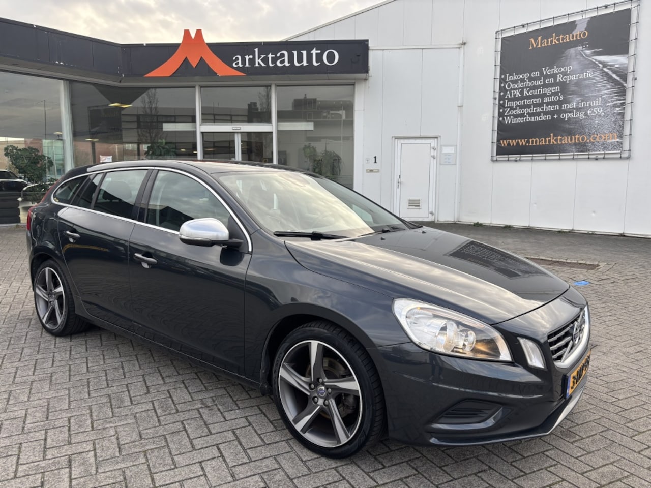 Volvo V60 - 1.6 T3 R-Design Navi Cruise Bluetooth Parkeersensoren - AutoWereld.nl