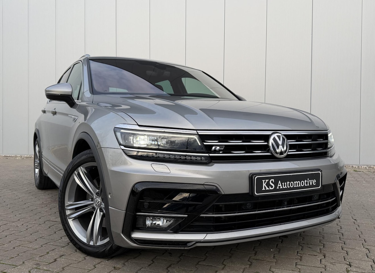 Volkswagen Tiguan - 2.0 TSI 4Motion 190PK R-LINE Automaat | Leder | Elek. trekhaak - AutoWereld.nl